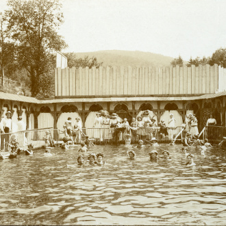 Říční lázně a terasa Slunečních lázní, 1910, archiv MJVM ve Zlíně, E 23452